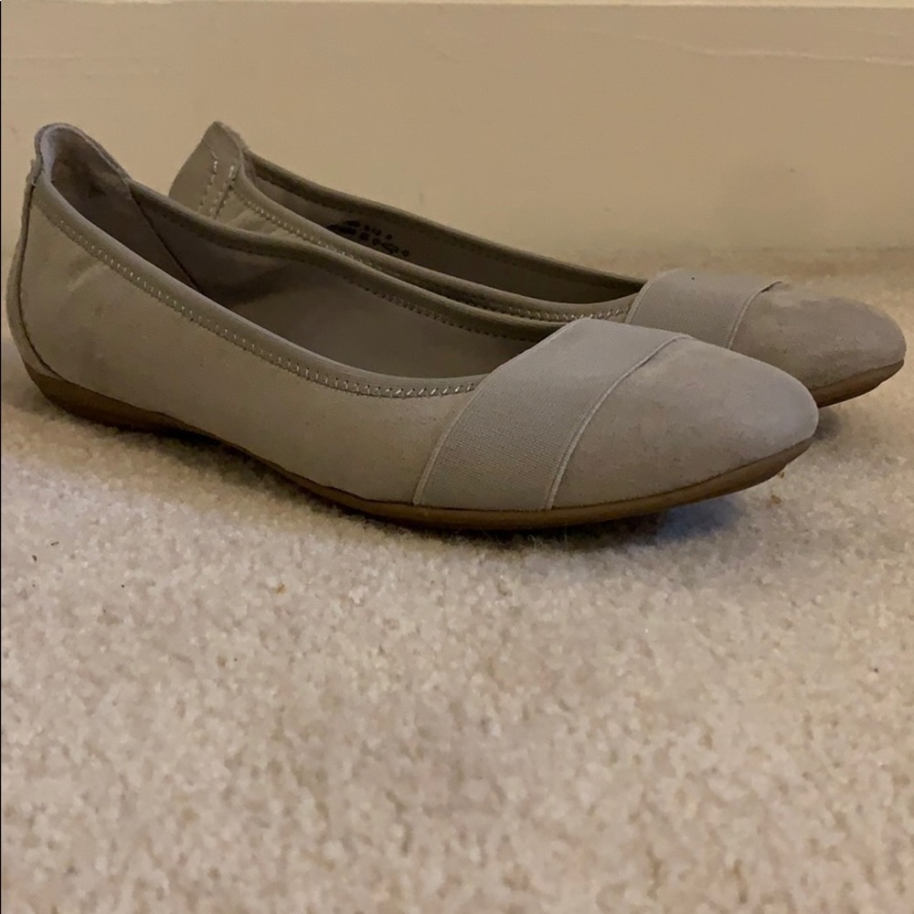 Grey ballerinas